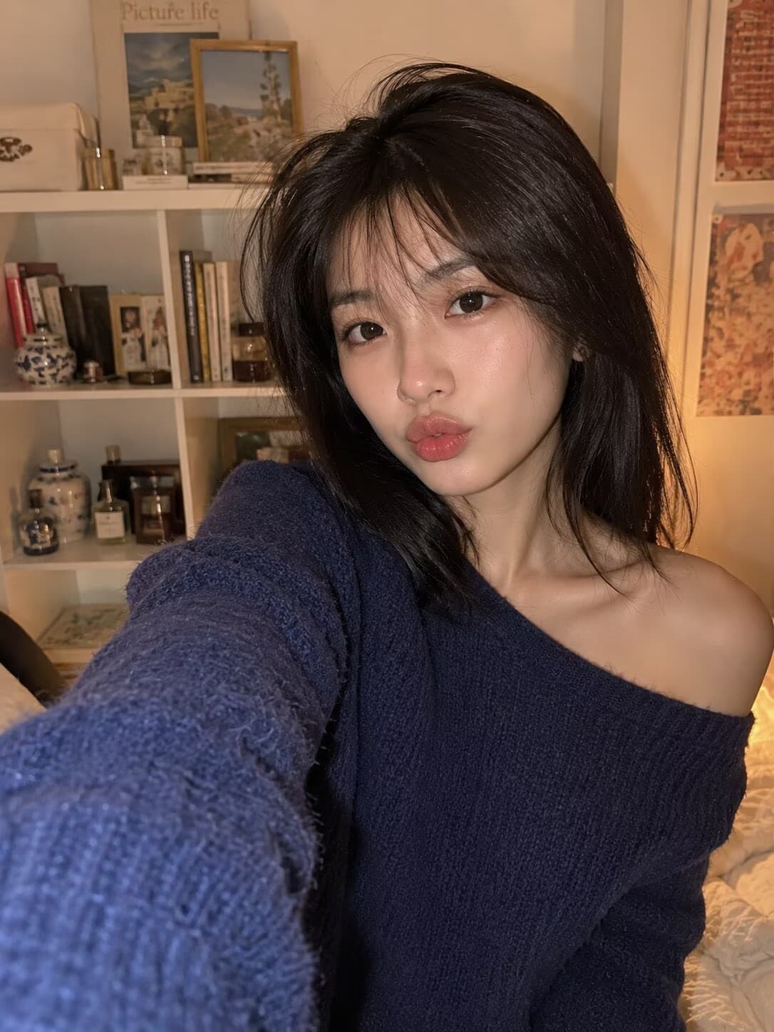 年轻貌美的东亚女子智能手机自拍