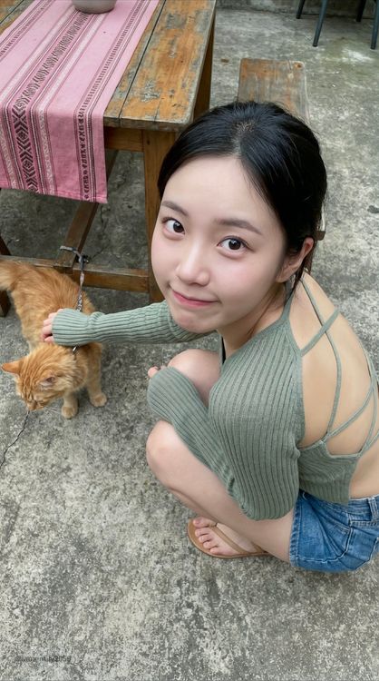 20岁亚洲萌妹蹲逗橘猫，忍笑卖萌